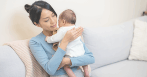 赤ちゃんを抱っこするママ
